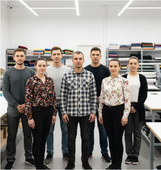 Equipo de trabajo sin uniforme, ropa variada
